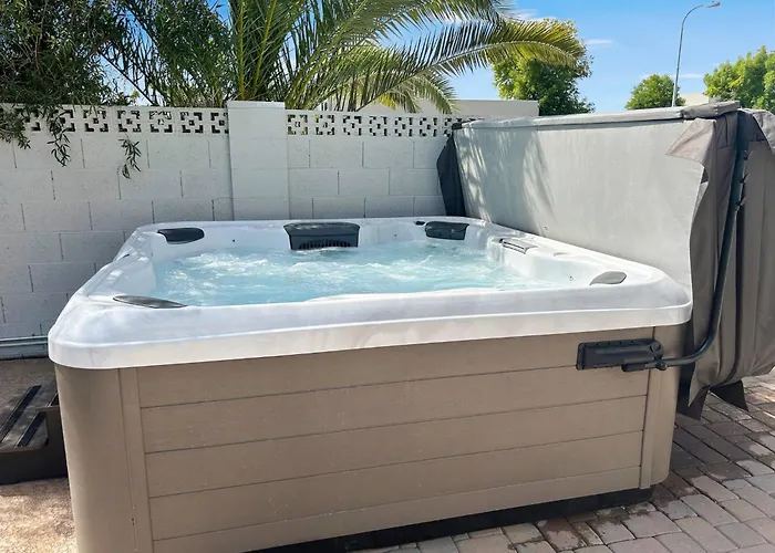 Holiday home Desert Pearl: Hot Tub For 8 + Pool + By Games *