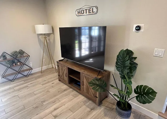 Desert Pearl: Hot Tub For 8 + Pool + By Games