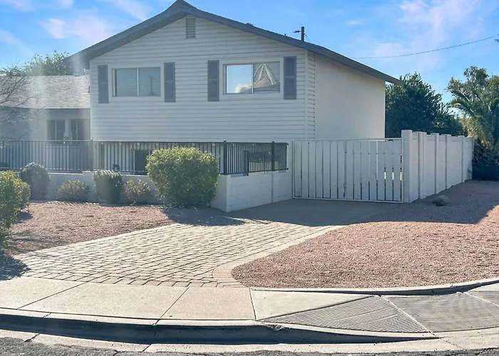 Desert Pearl: Hot Tub For 8 + Pool + By Games Holiday home *