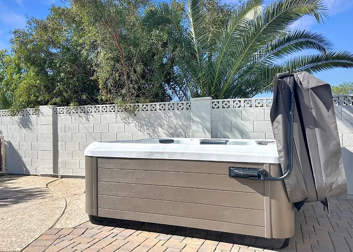 Holiday home Desert Pearl: Hot Tub For 8 + Pool + By Games